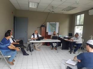 Imagen con grupo de personas del Comité Munisicpal de Emergencias en reunión de planeamiento