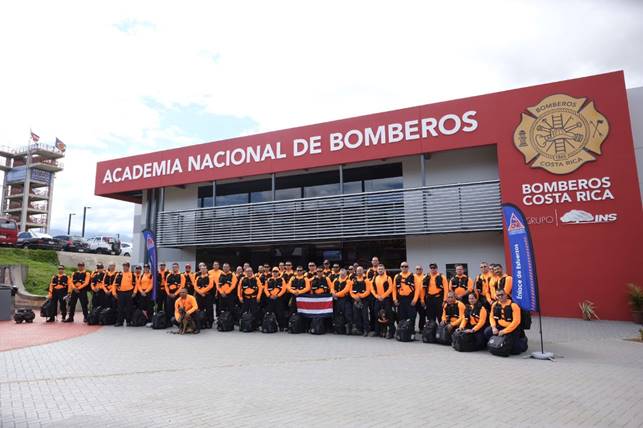 50 rescatistas especializados frente al edificio nuevo de la Academia  Nacional de Bomberos.
