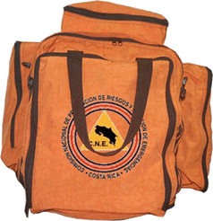Fotografía de un maletín para emergencias anaranjado con el escudo de la CNE.